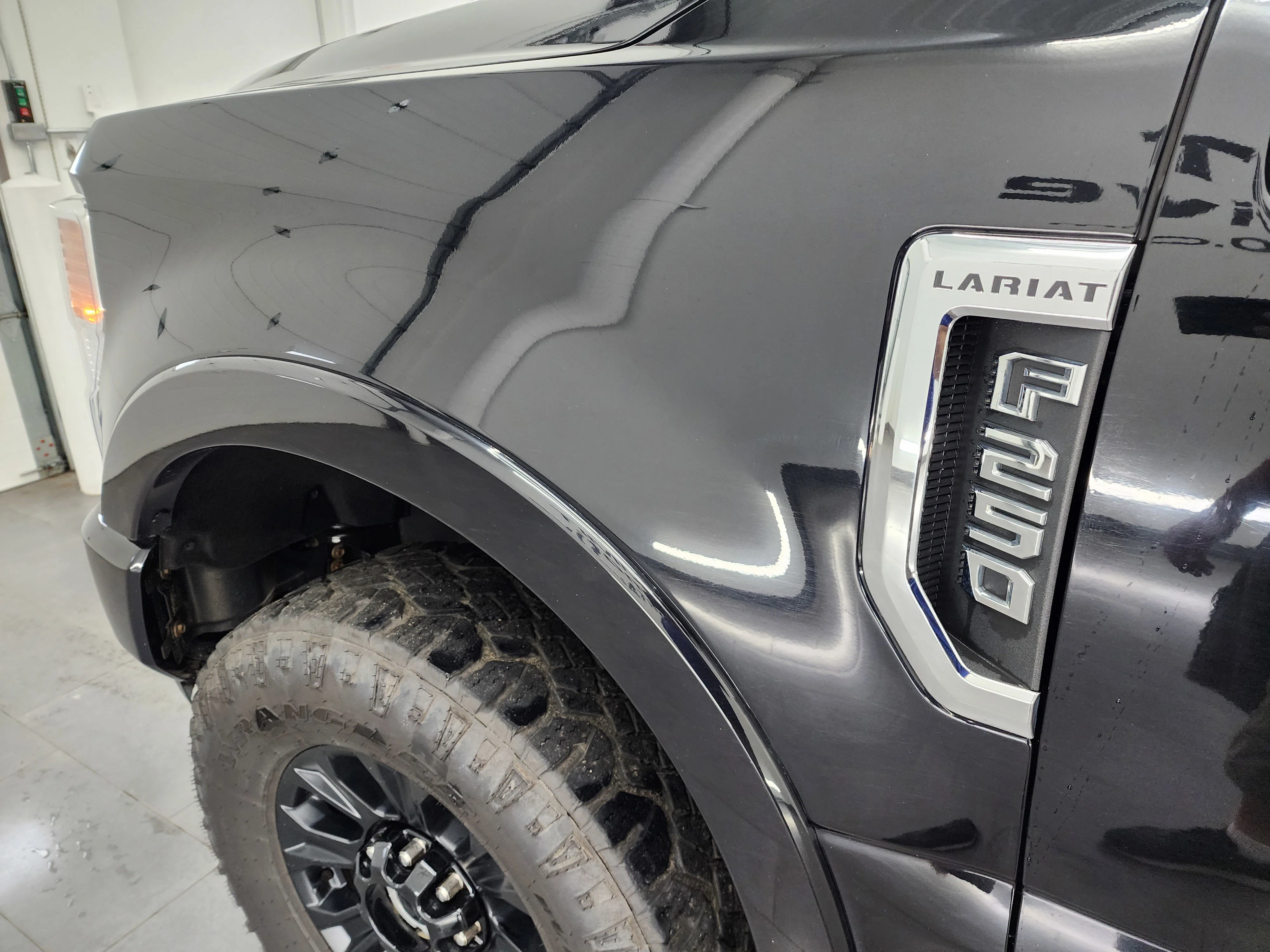 Used 2022 Agate Black Metallic Ford Lariat image 34