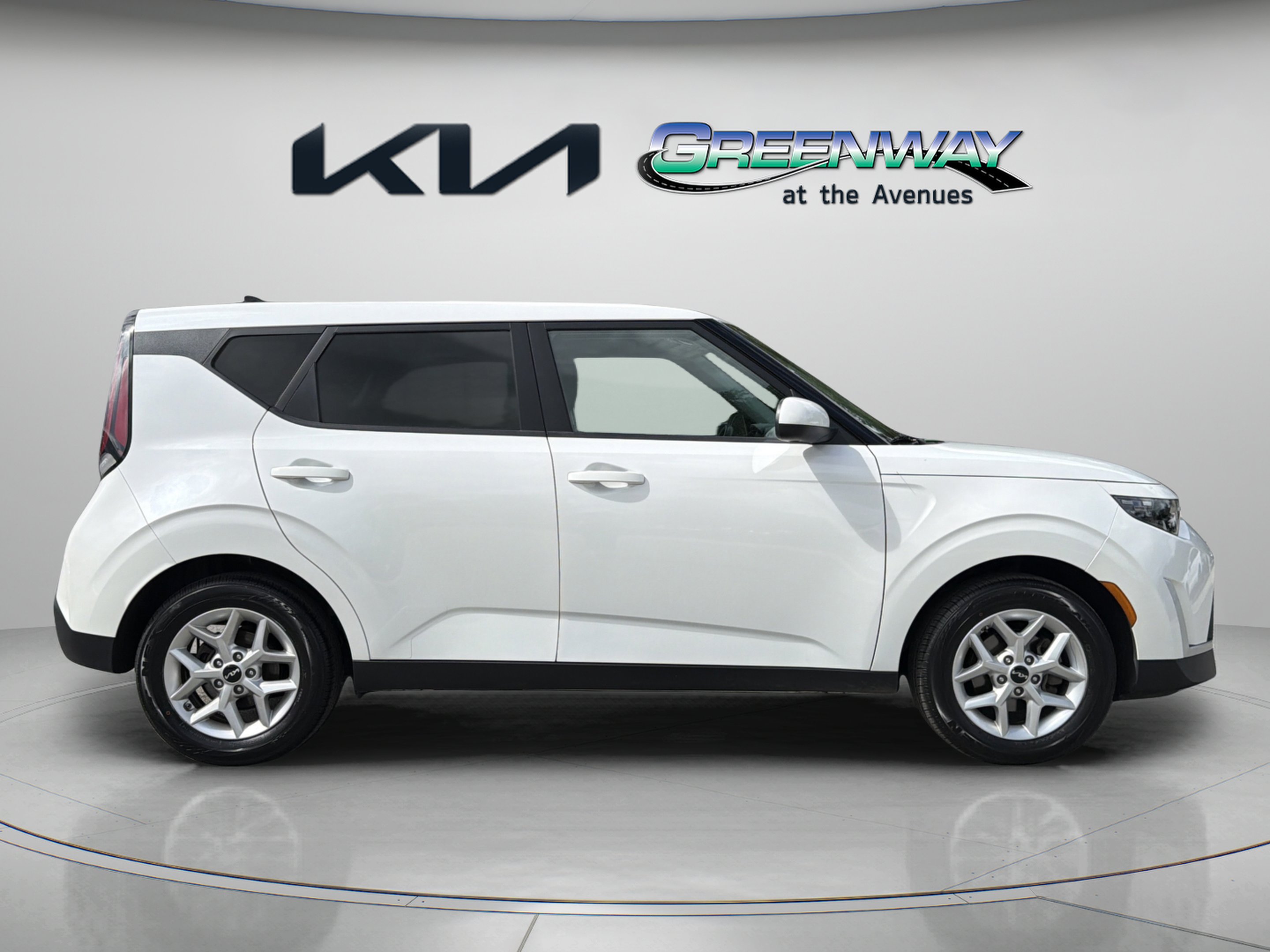 Used 2024 Snow White Pearl Kia LX image 7