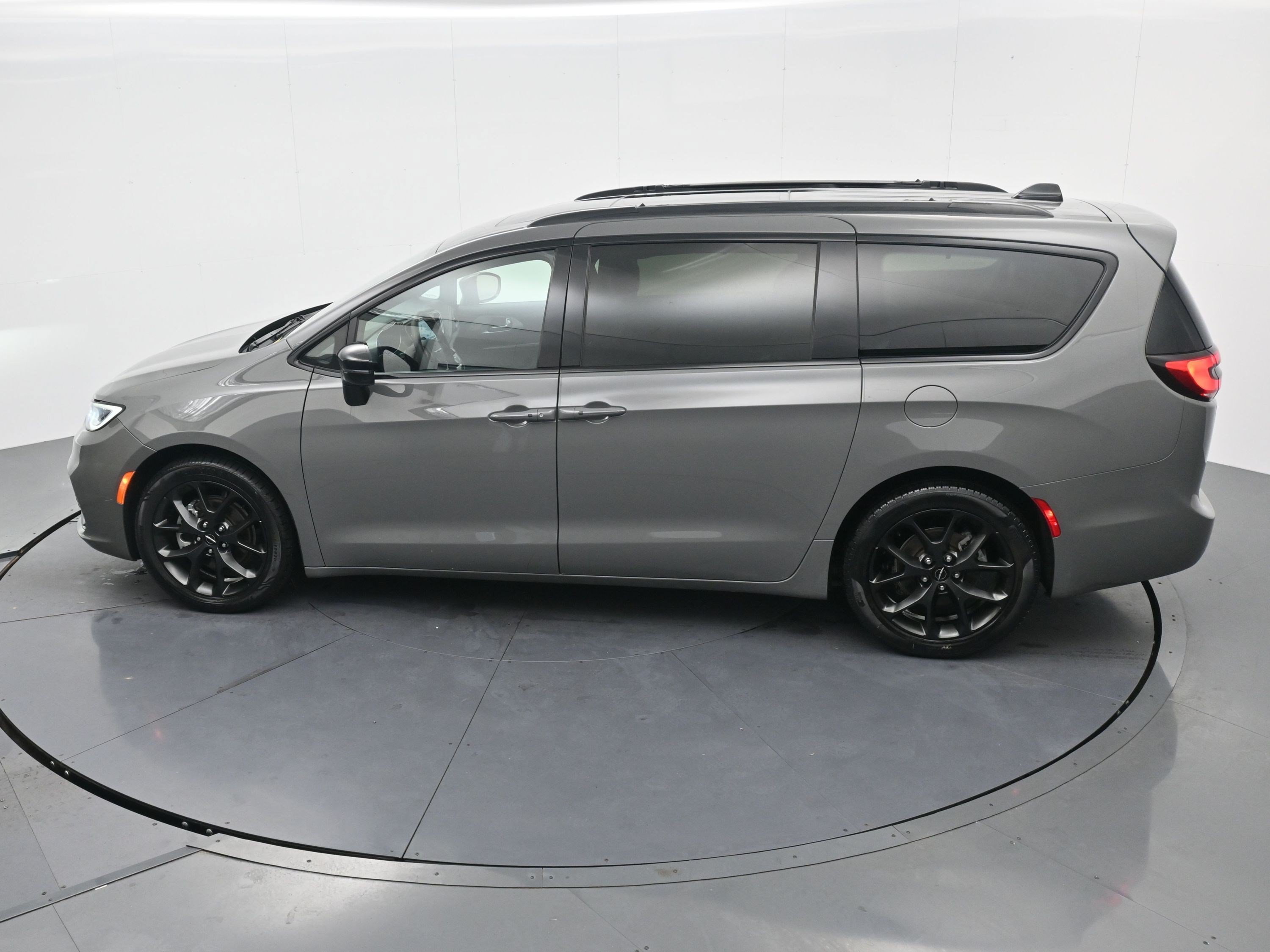Used 2025 Ceramic Gray Clearcoat Chrysler Limited image 24