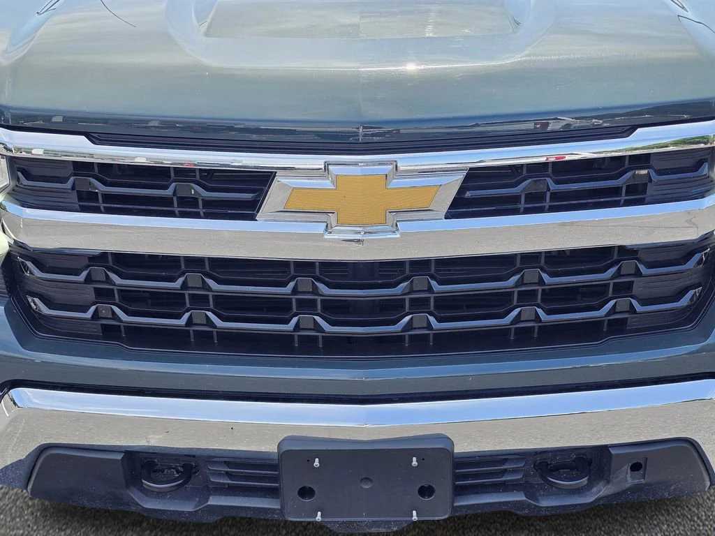 Used 2025 Cypress Gray Chevrolet LT image 3