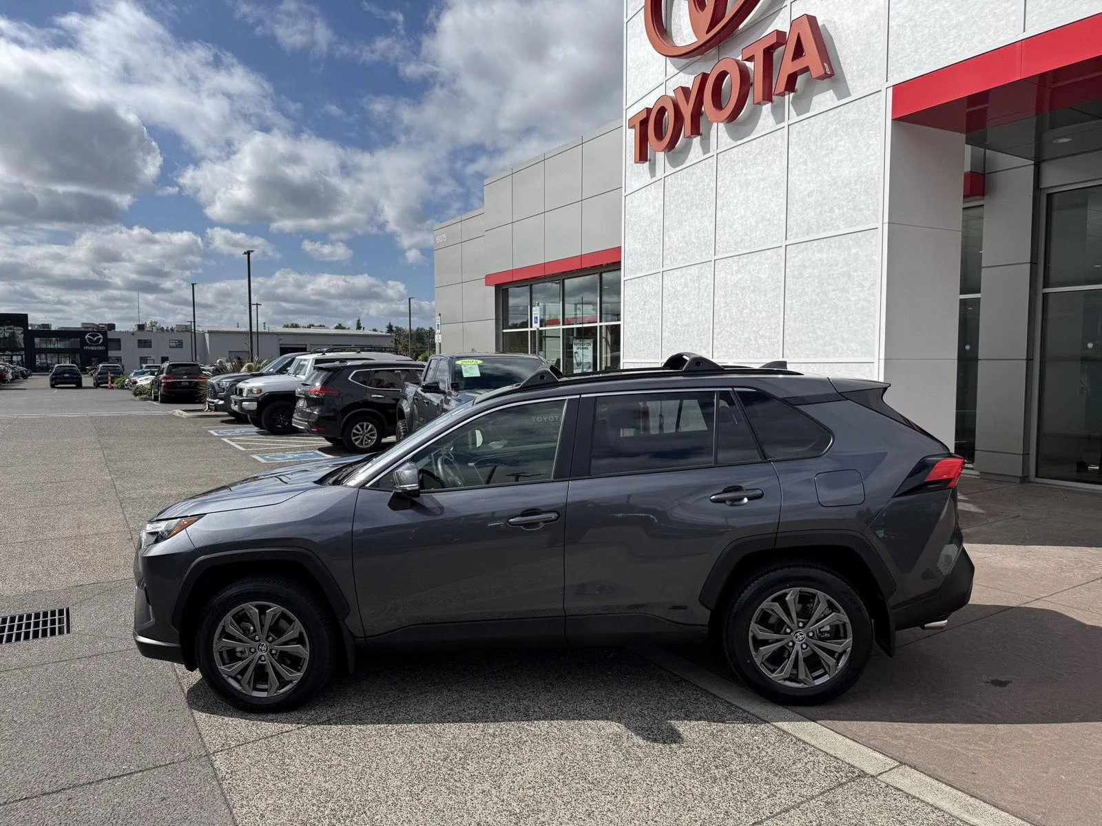 Used 2025 Magnetic Gray Metallic Toyota Hybrid XLE Premium image 5