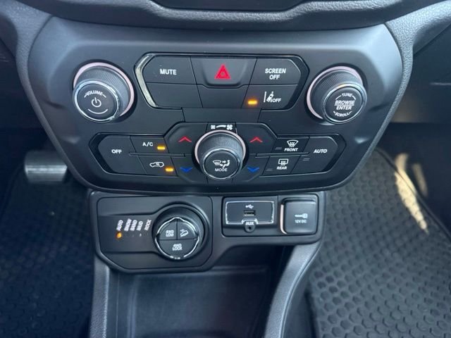 Used 2022 Alpine White Clearcoat Jeep Trailhawk image 25