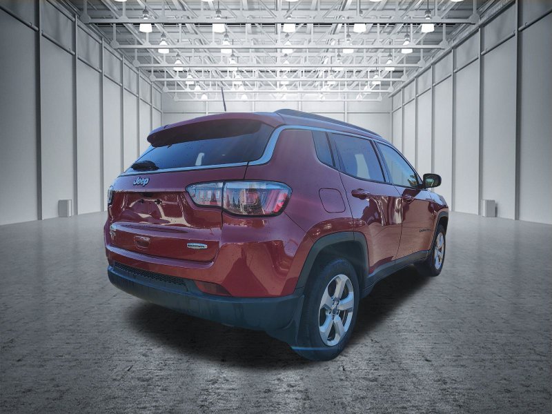 Used 2018 Red Jeep Latitude image 5