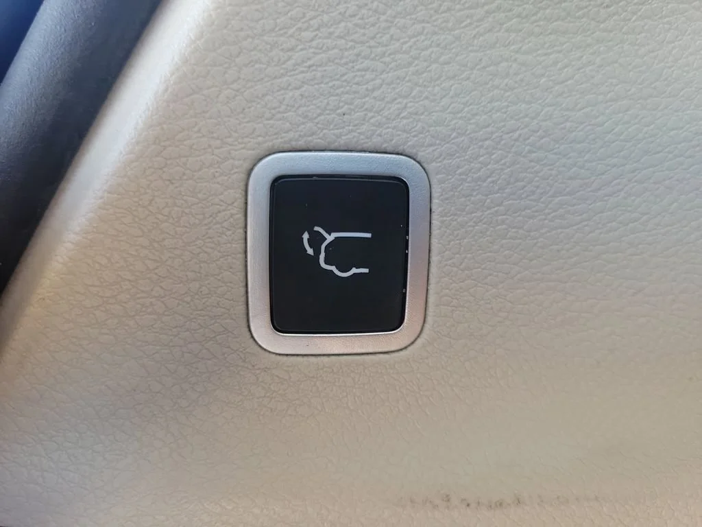 Used 2017 White Chrysler Touring-L Plus image 8