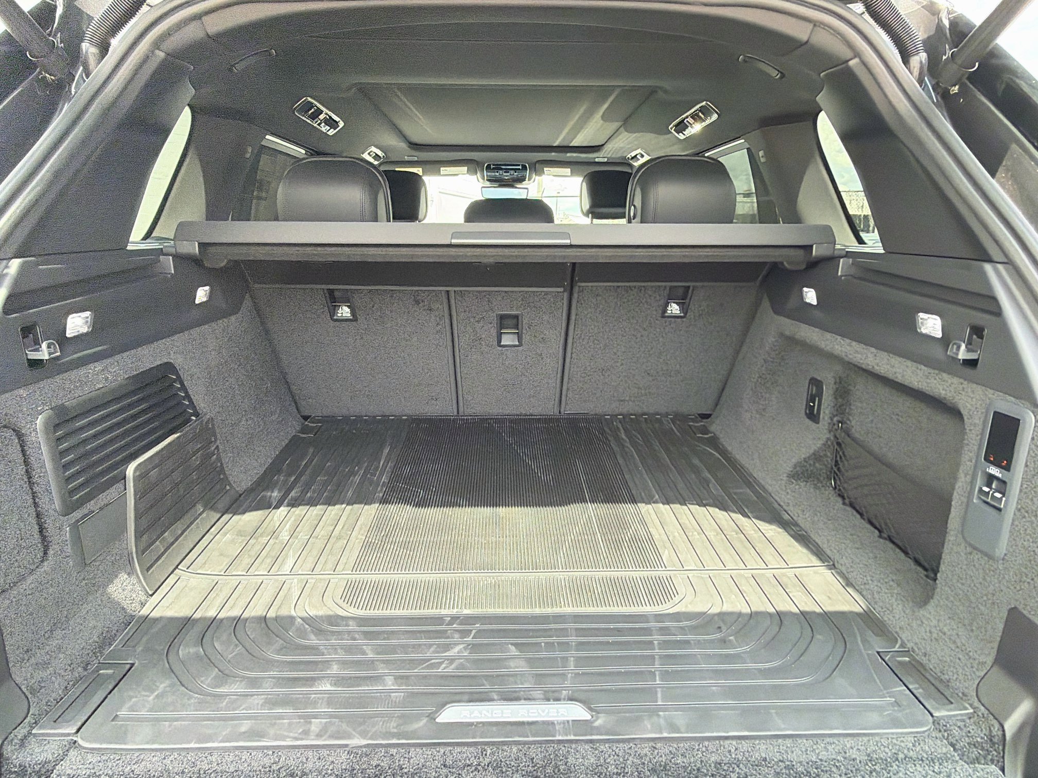 New 2026 Carpathian Grey Land Rover SE image 12