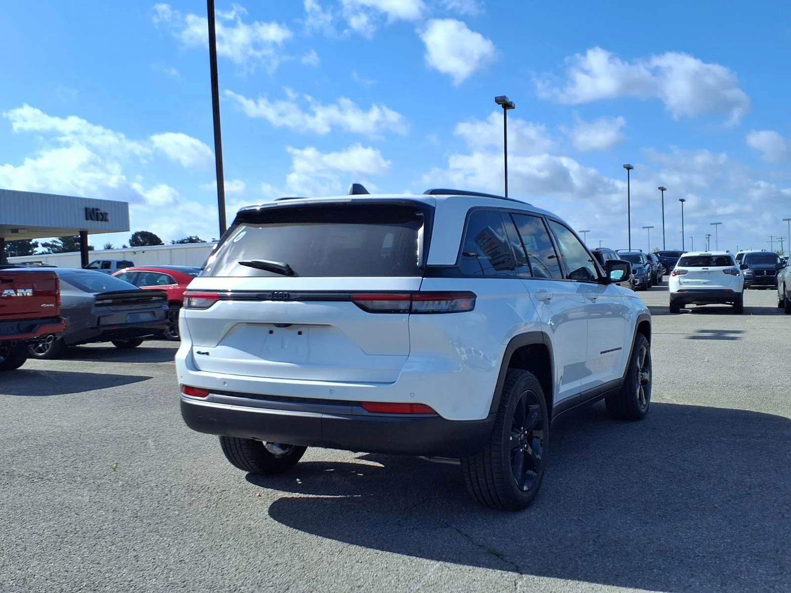 New 2026 Bright White Clear-Coat Exterior Paint Jeep Limited image 2