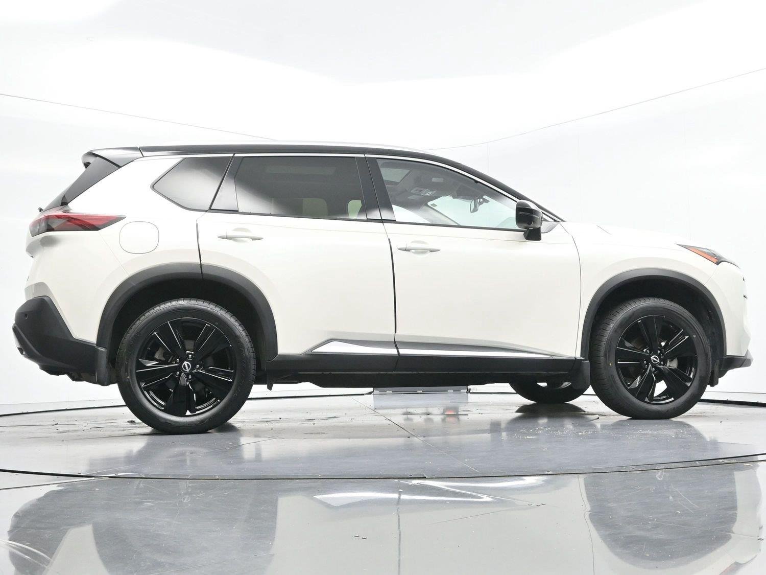 Used 2023 Pearl White Tricoat/Super Black Nissan SL image 51