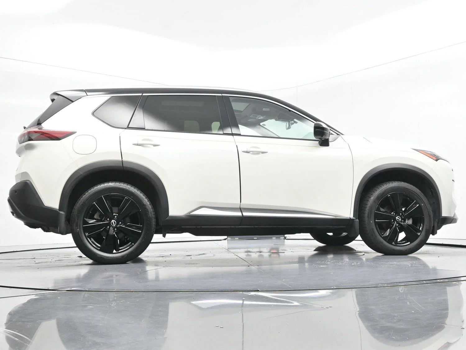 Used 2023 Pearl White Tricoat/Super Black Nissan SL image 51