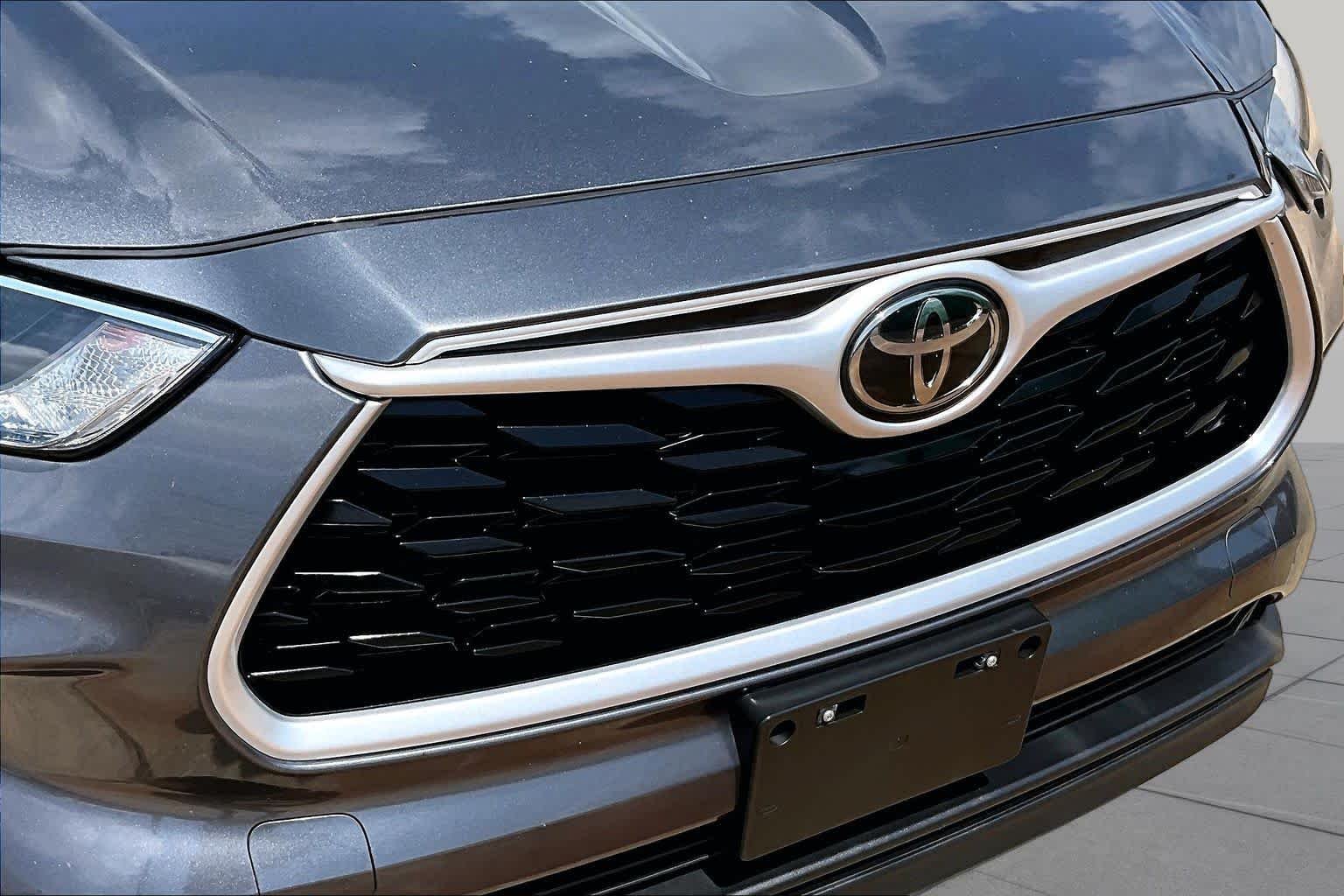 Used 2021 Magnetic Gray Metallic Toyota XLE image 29