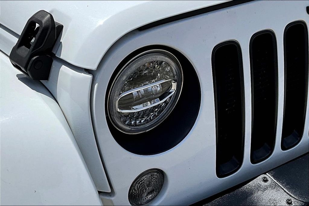 Used 2016 White Jeep Unlimited Sahara image 28