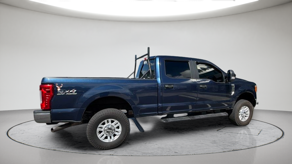 Used 2017 Blue Ford XL image 3