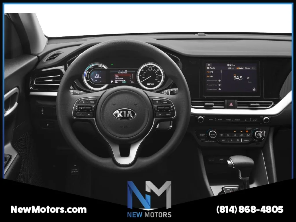 Used 2020 Silky Silver Kia LX image 4