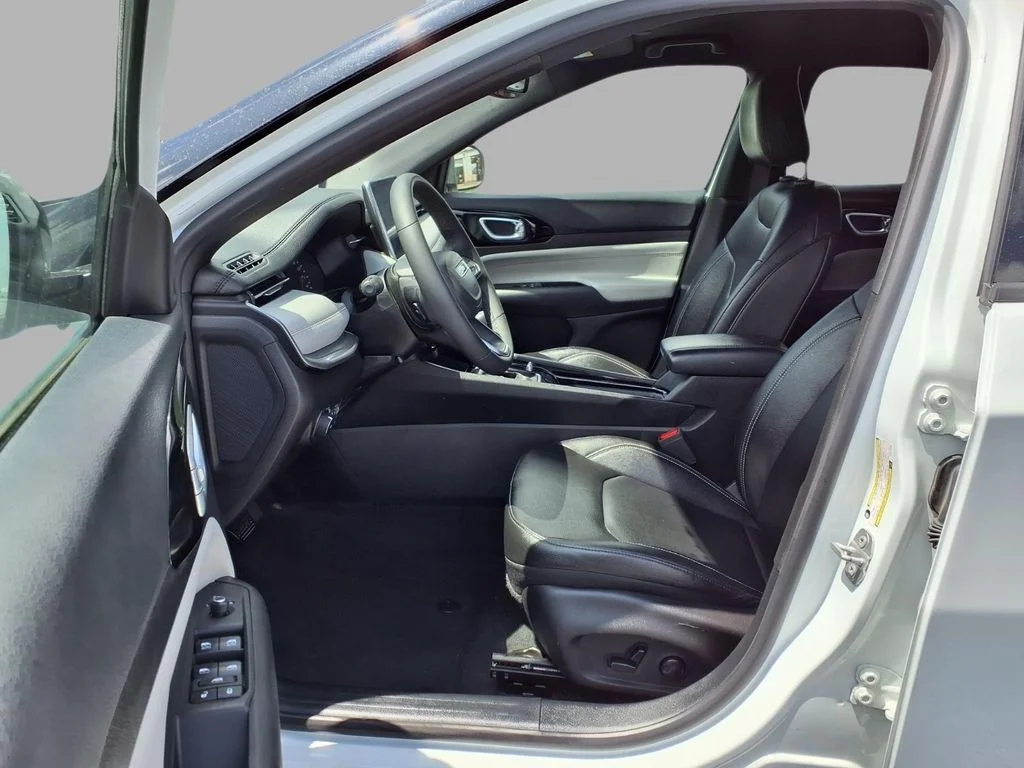 Used 2025 White Jeep Limited image 21