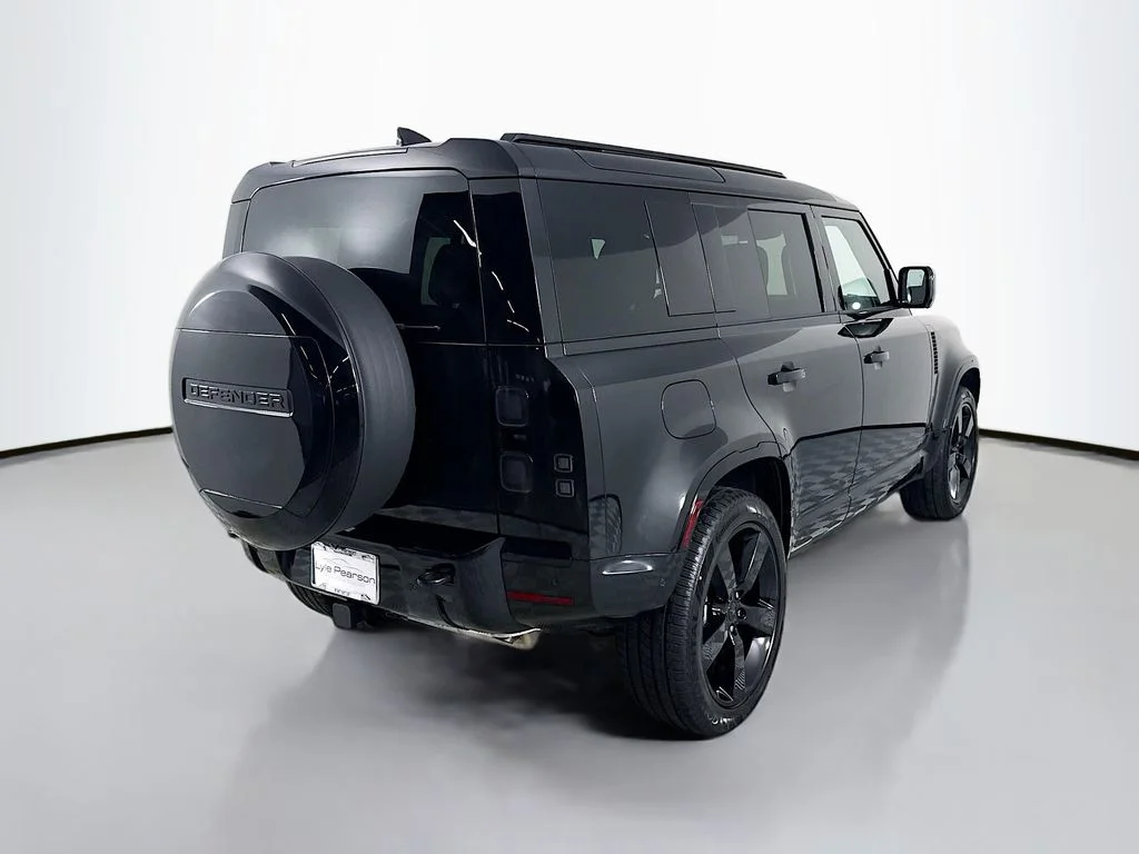 New 2026 Santorini Black Metallic Land Rover X-Dynamic SE image 9