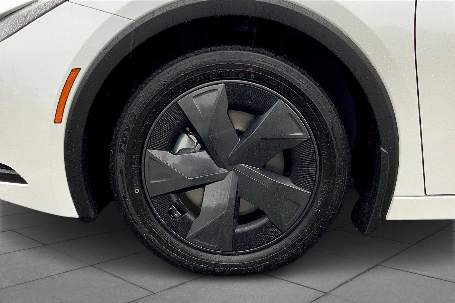 2026 Toyota Prius Plug-in Hybrid SE - Photo 11