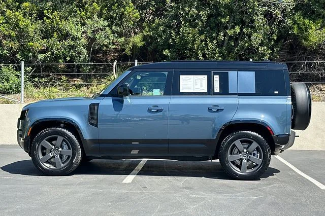 Certified Used 2025 Blue Land Rover X-Dynamic SE image 2