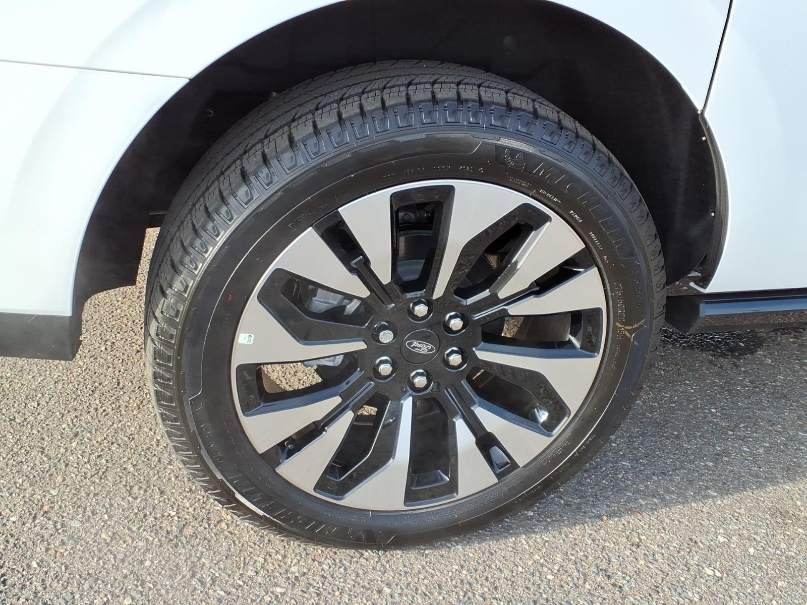 New 2025 Star White Metallic Tri-Coat Ford Platinum® MAX image 24