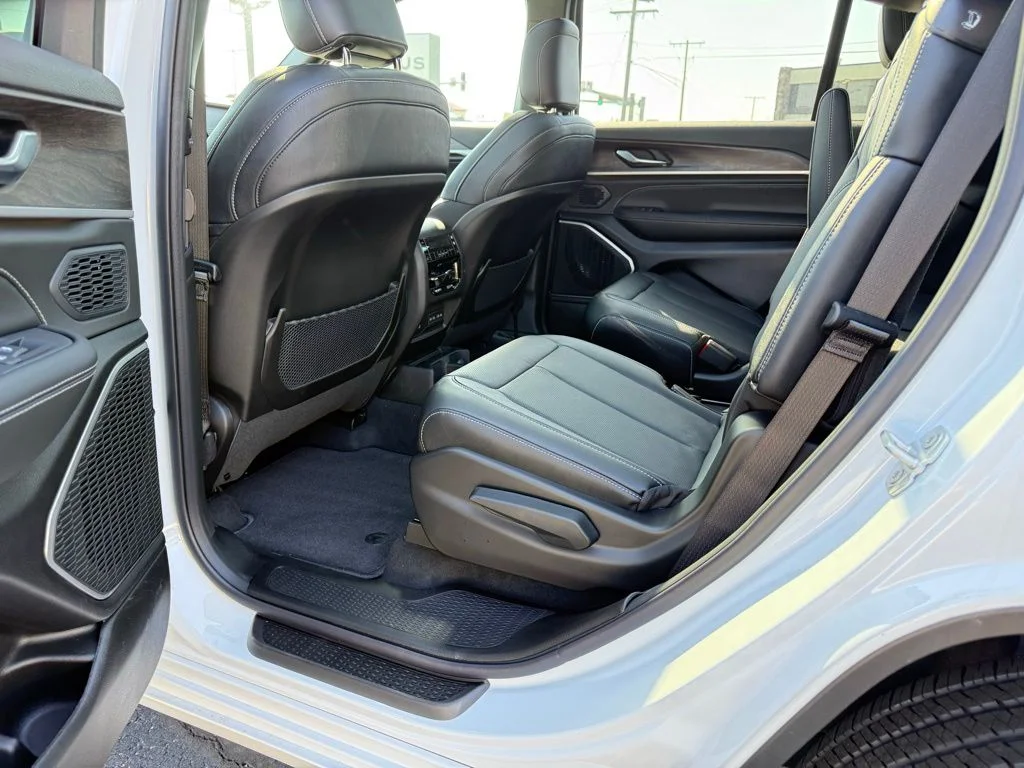 New 2026 Bright White Clear-Coat Exterior Paint Jeep Limited image 15