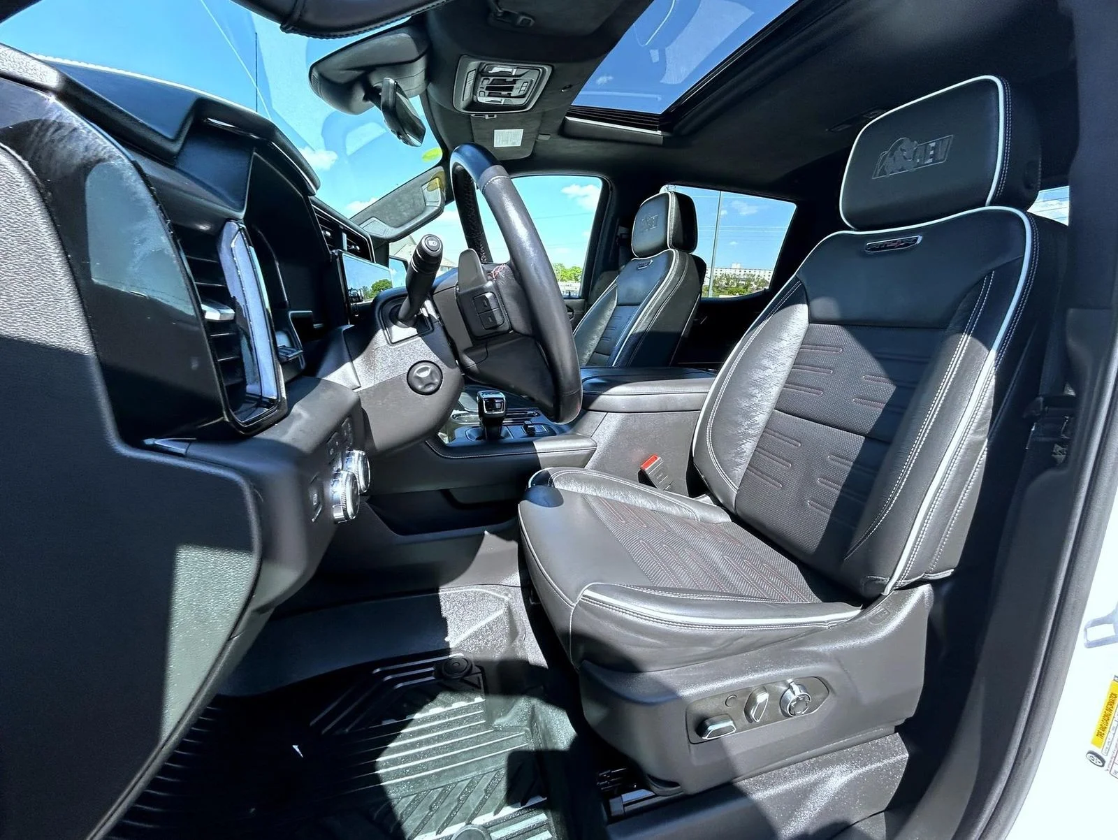 Used 2023 White GMC AT4X image 10