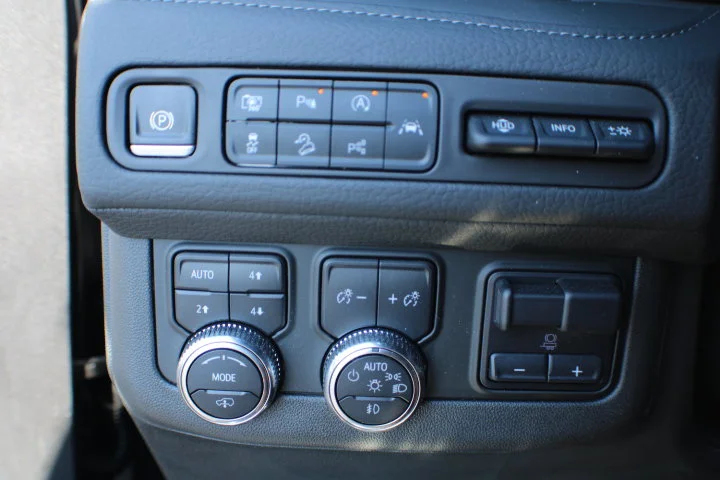 2024 GMC Yukon Denali - Photo 7