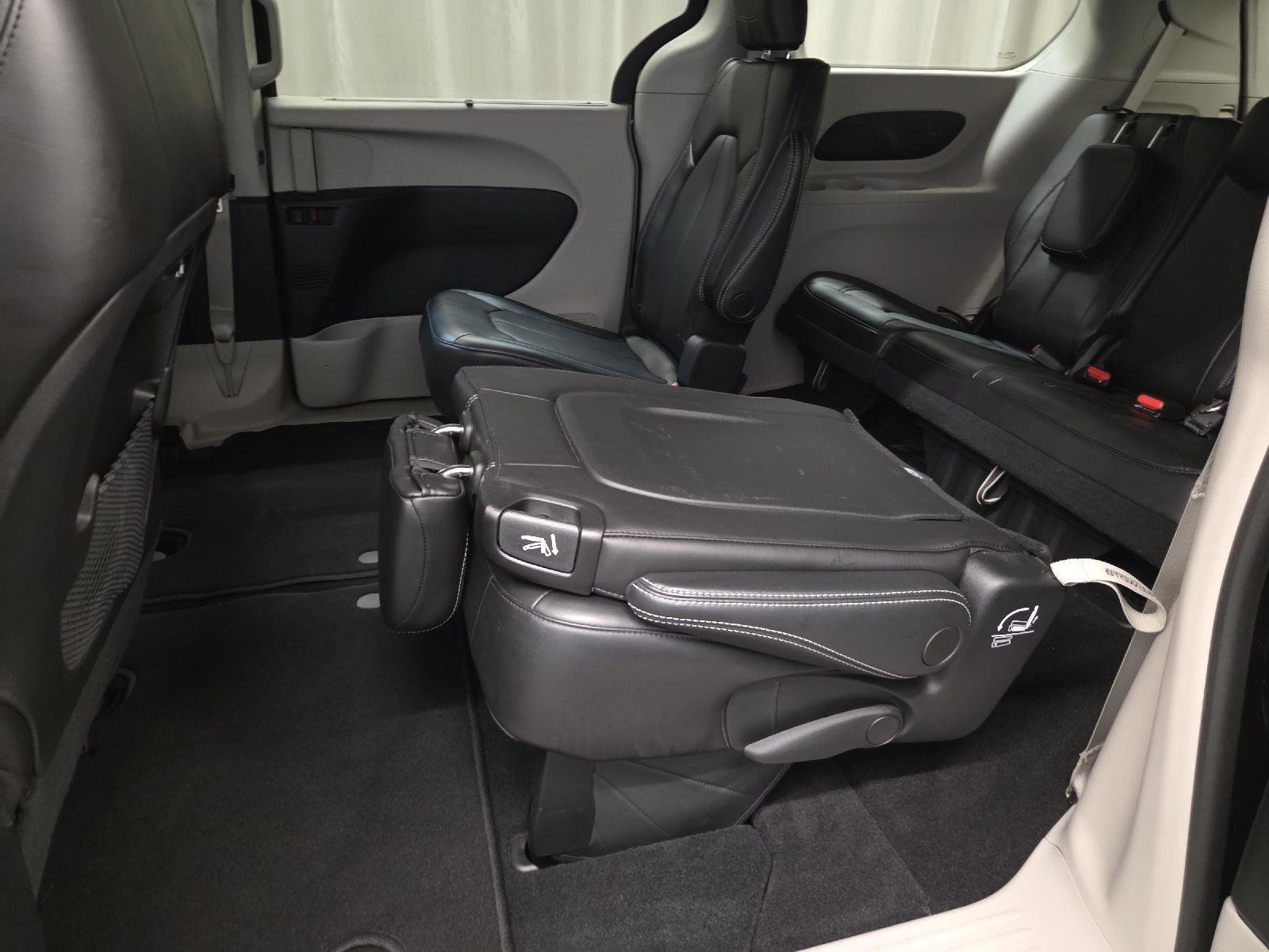 Used 2023 Brilliant Black Crystal Pearlcoat Chrysler Touring L image 20