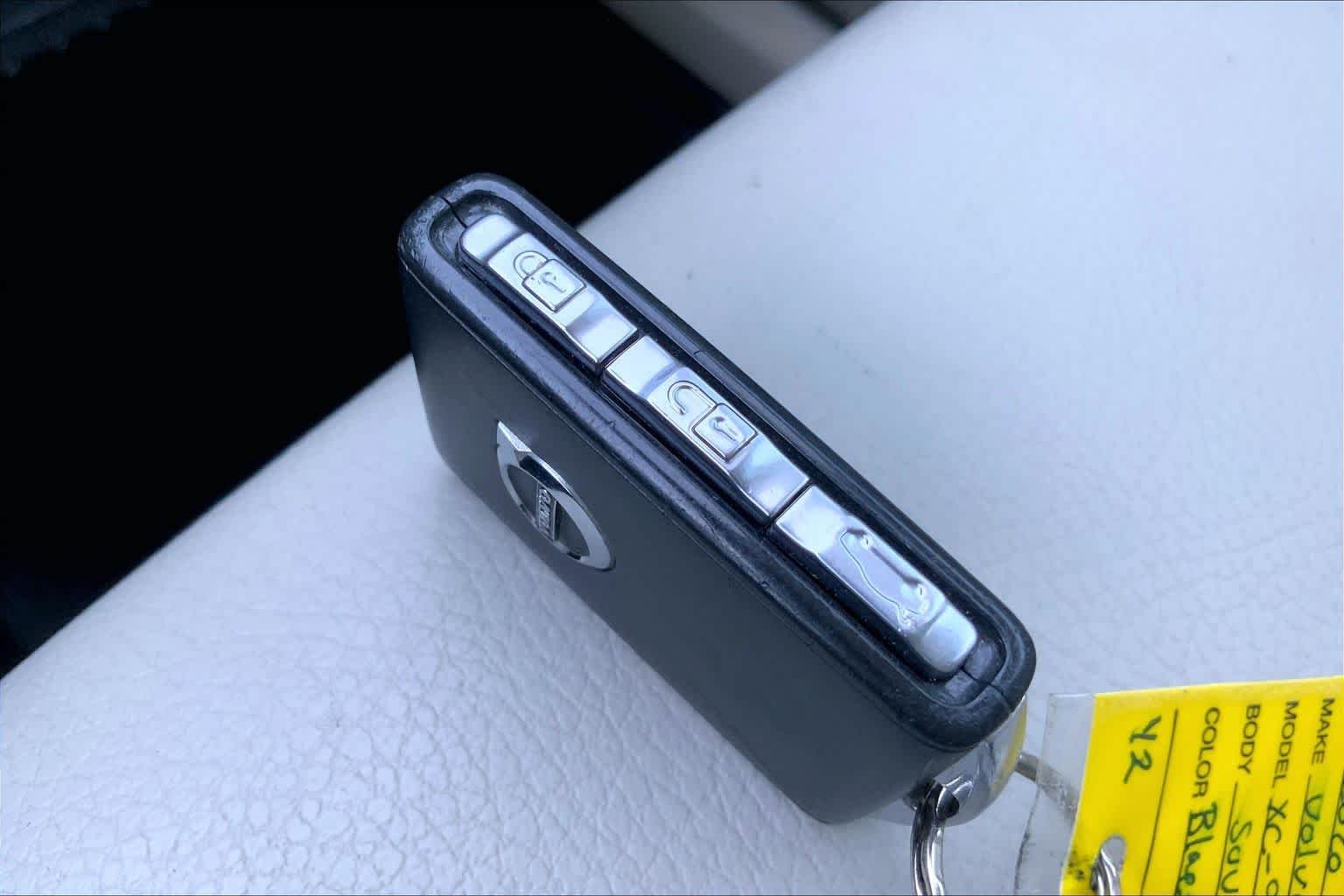 Used 2020 Onyx Black Metallic Volvo Momentum image 15