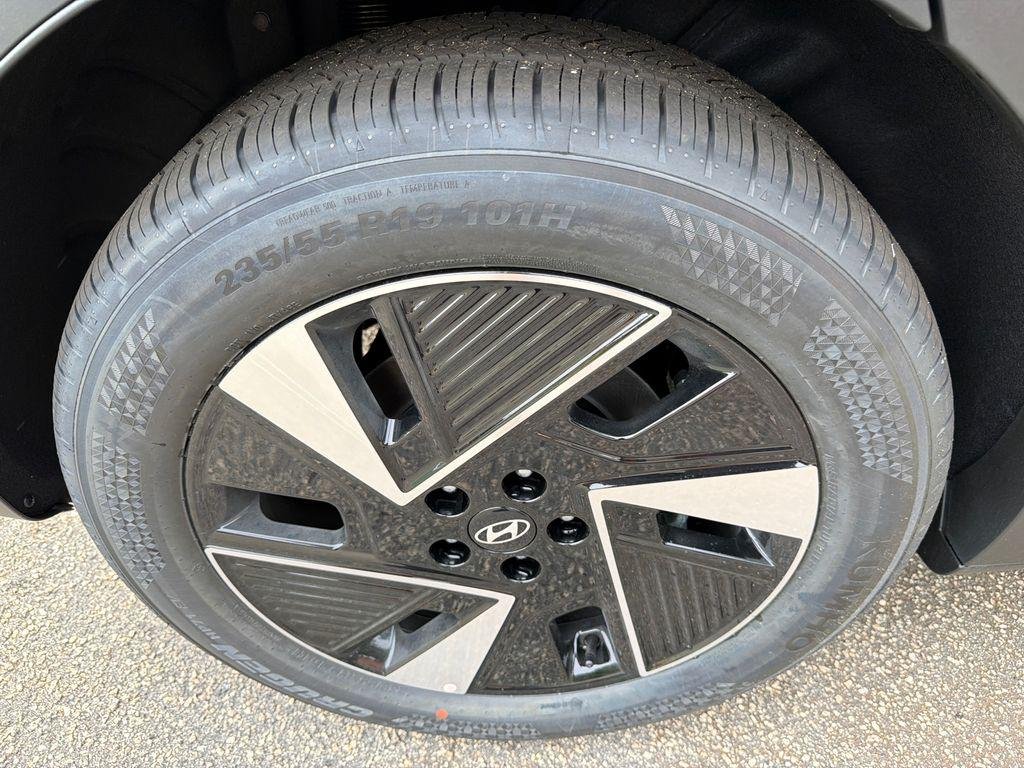 New 2026 Black Hyundai SE image 17