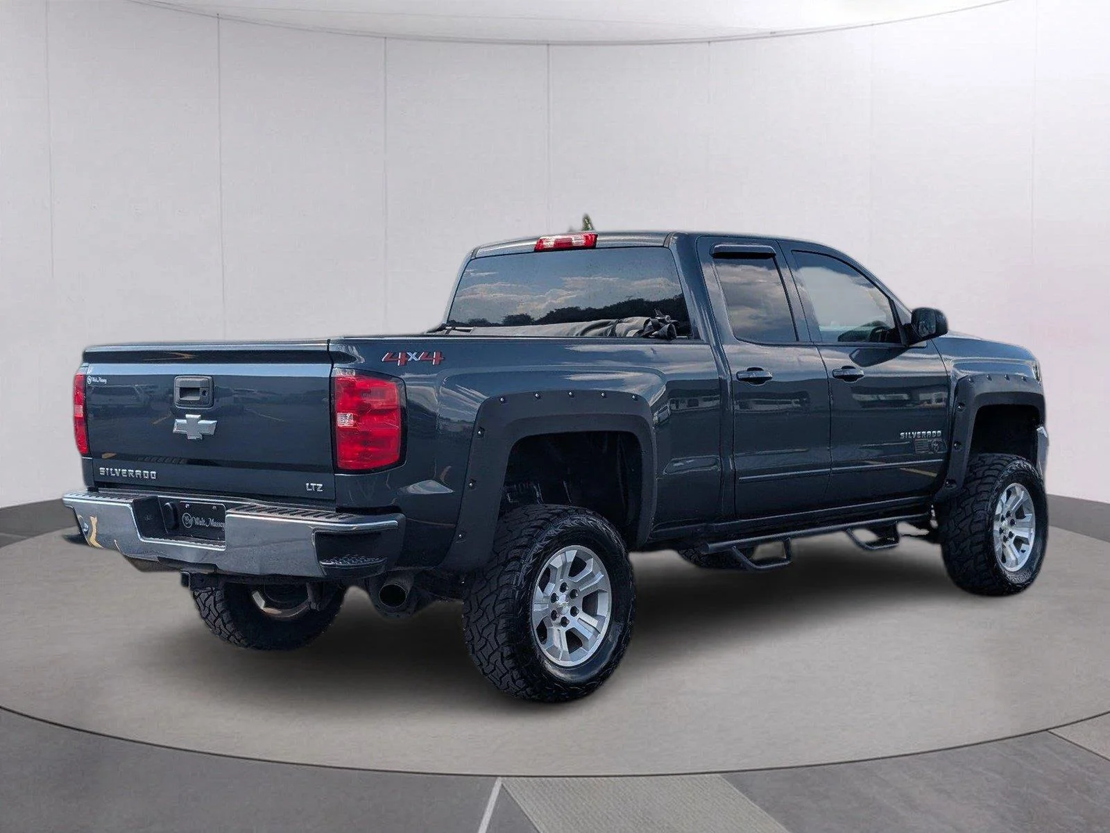 Used 2018 Graphite Metallic Chevrolet LT image 6