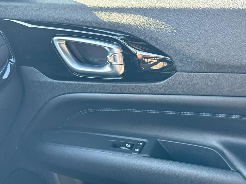 New 2026 Black Jeep Latitude image 37