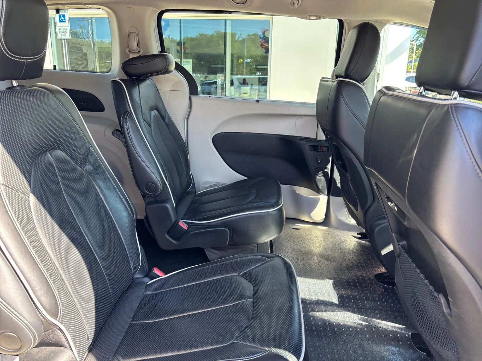 Used 2022 Bright White Clearcoat Chrysler Limited image 37