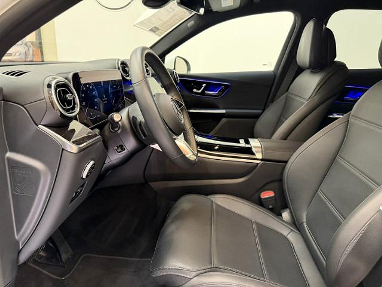 Certified Used 2025 Polar White Mercedes-Benz SUV image 8