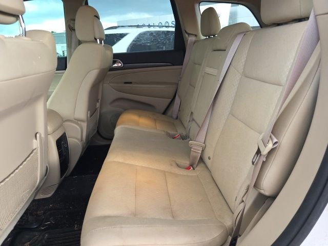 Used 2018 White/off-white Jeep Laredo E image 10