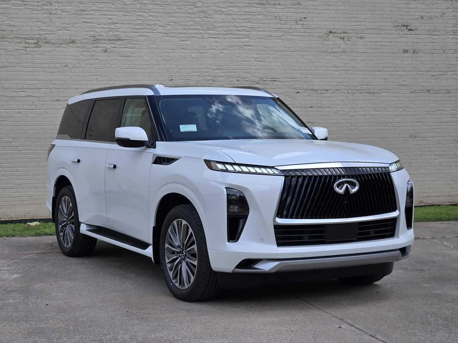 New 2026 RADIANT WHITE INFINITI Luxe 2WD image 2