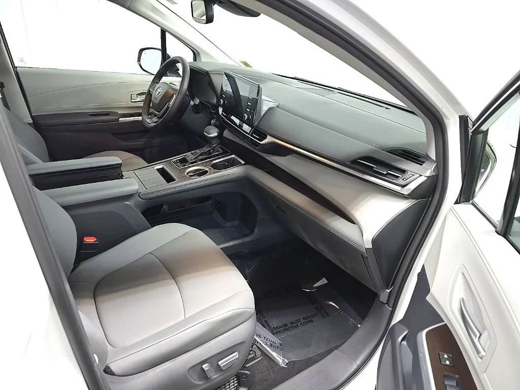 Used 2021 White Toyota XLE image 16