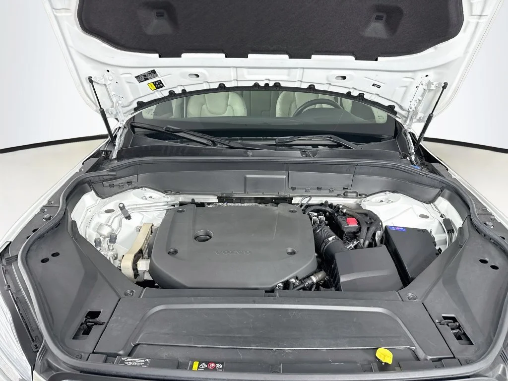 Certified Used 2023 Crystal White Volvo B6 Plus 7-Seater image 32