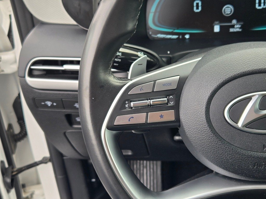 Used 2025 White Hyundai SEL image 32