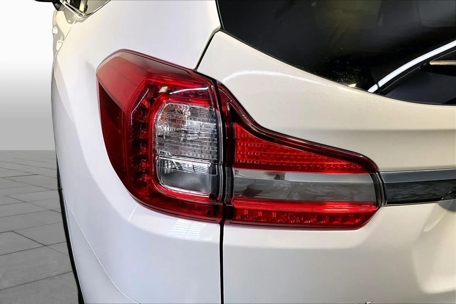 Used 2019 Crystal White Pearl Subaru Limited image 28