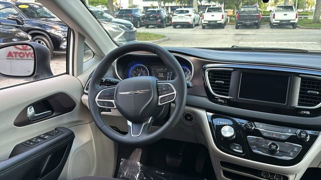 2024 Chrysler Voyager LX - Photo 14