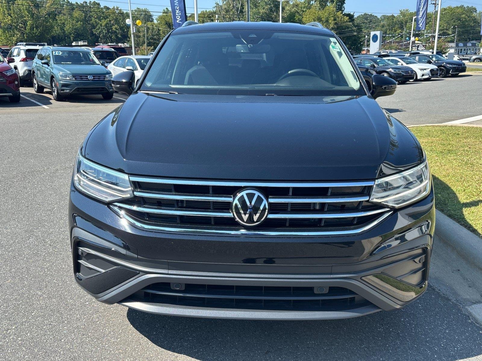 Used 2023  VOLKSWAGEN SE image 8