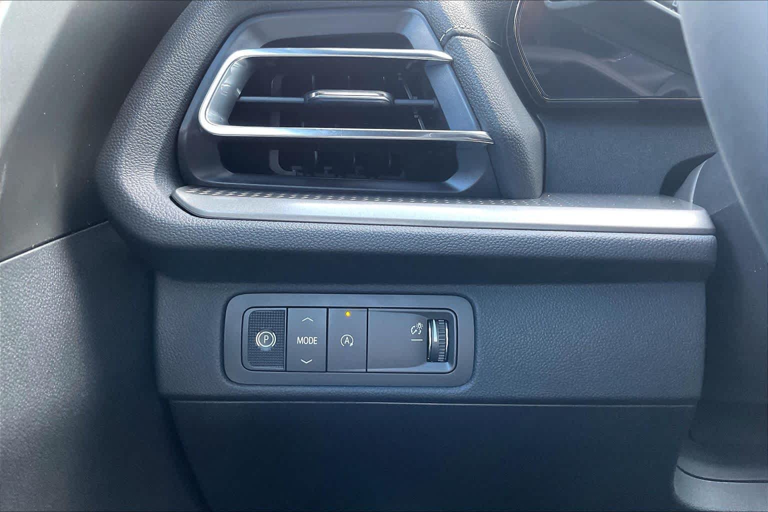 New 2027 Polar White Tricoat Chevrolet LT image 18