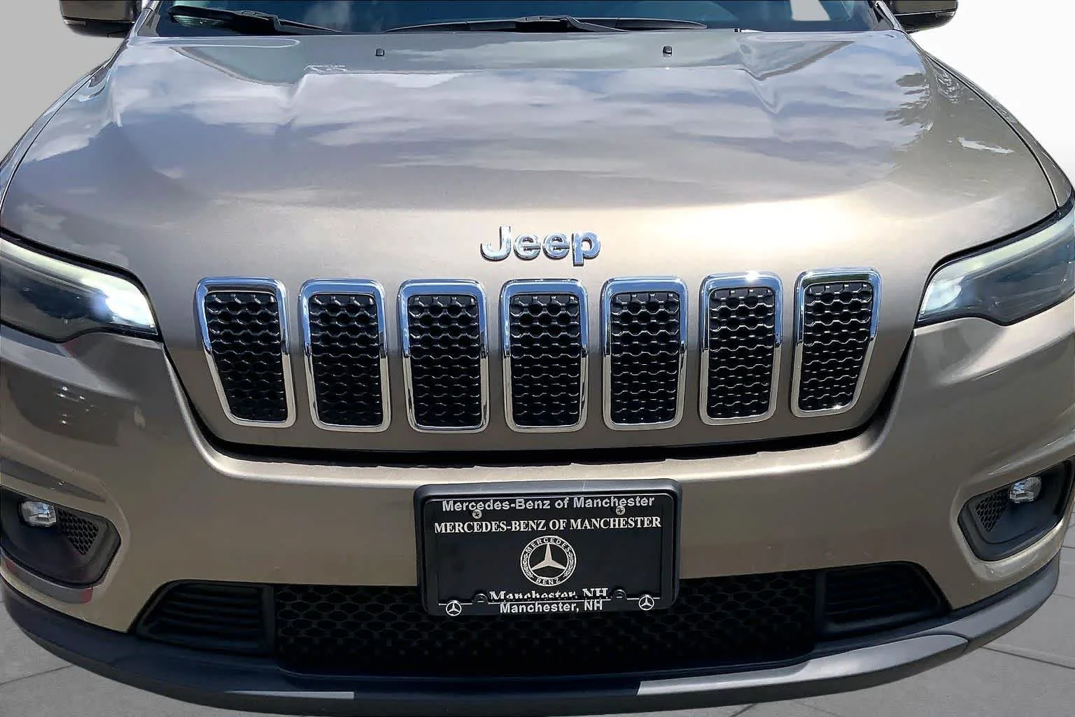 Used 2019 Light Brownstone Pearlcoat Jeep Latitude Plus image 28