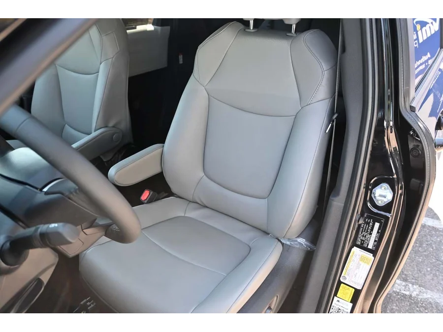 2025 Toyota Sienna XLE - Photo 14