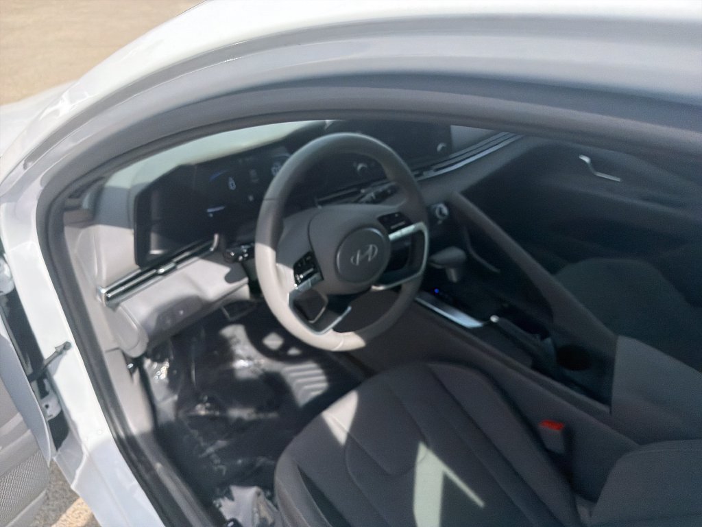 Used 2025 White Hyundai SEL Sport image 16