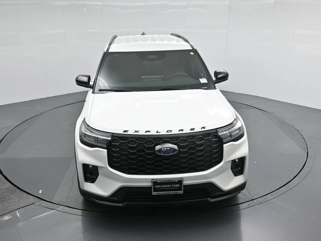 New 2026 Star White Metallic Tri-Coat Ford ST-Line image 38