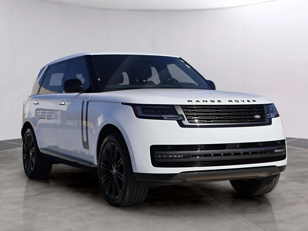 Used 2025 Fuji White Land Rover SE image 3