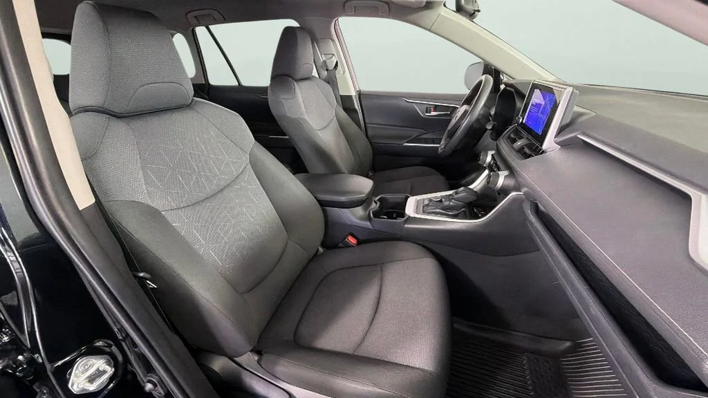 2025 Toyota RAV4 XLE - Photo 33