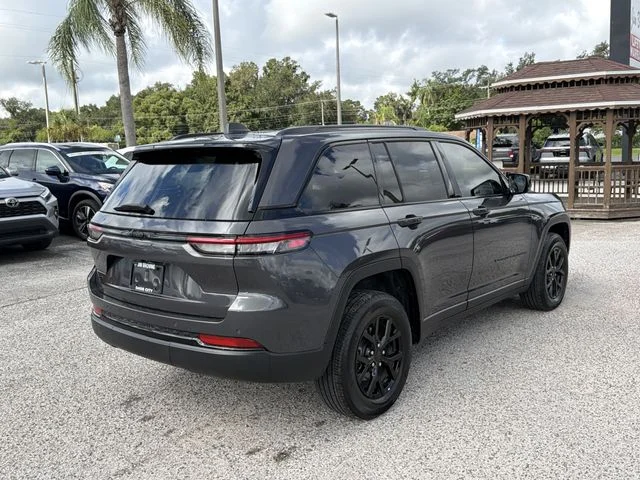 Used 2024 Gray Jeep Altitude image 4
