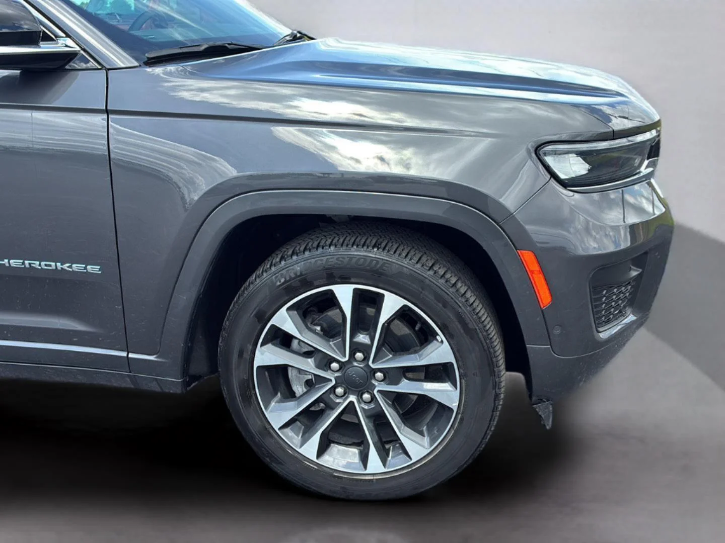 Used 2023 Baltic Gray Metallic Clearcoat Jeep Overland image 28