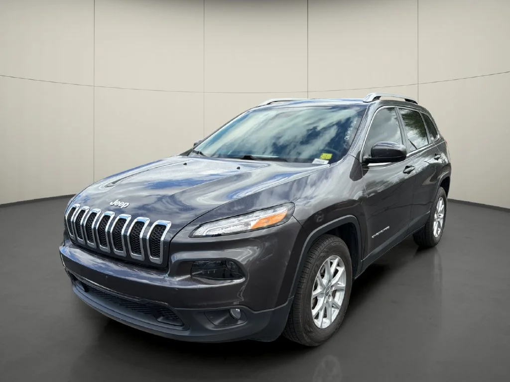 Used 2016 Gray Jeep Latitude image 3