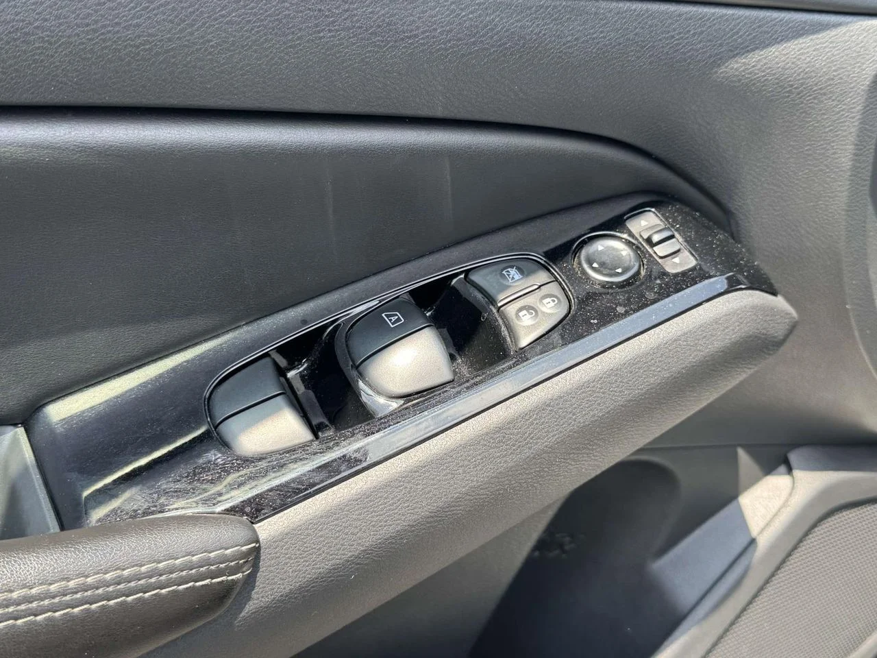 Used 2023 Gun Metallic Nissan SV FWD image 18